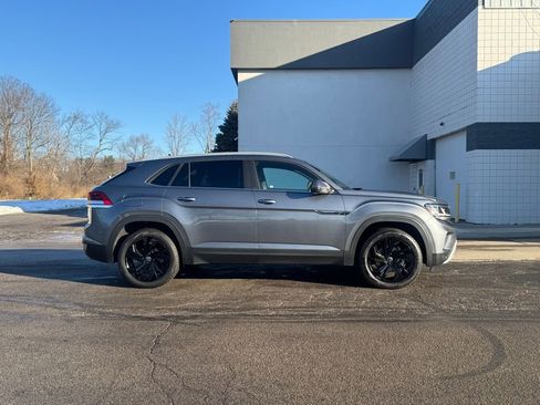 Used 2021 Volkswagen Atlas Cross Sport SE image 2
