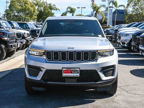New 2025 Jeep Grand Cherokee Laredo image 2