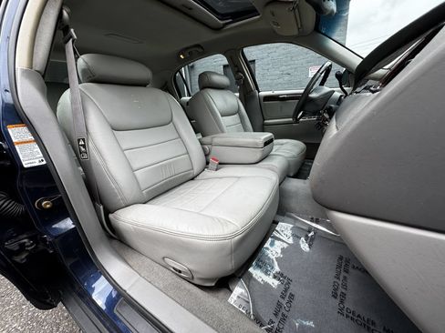 Used 2002 Lincoln Town Car Signature RWD image 17