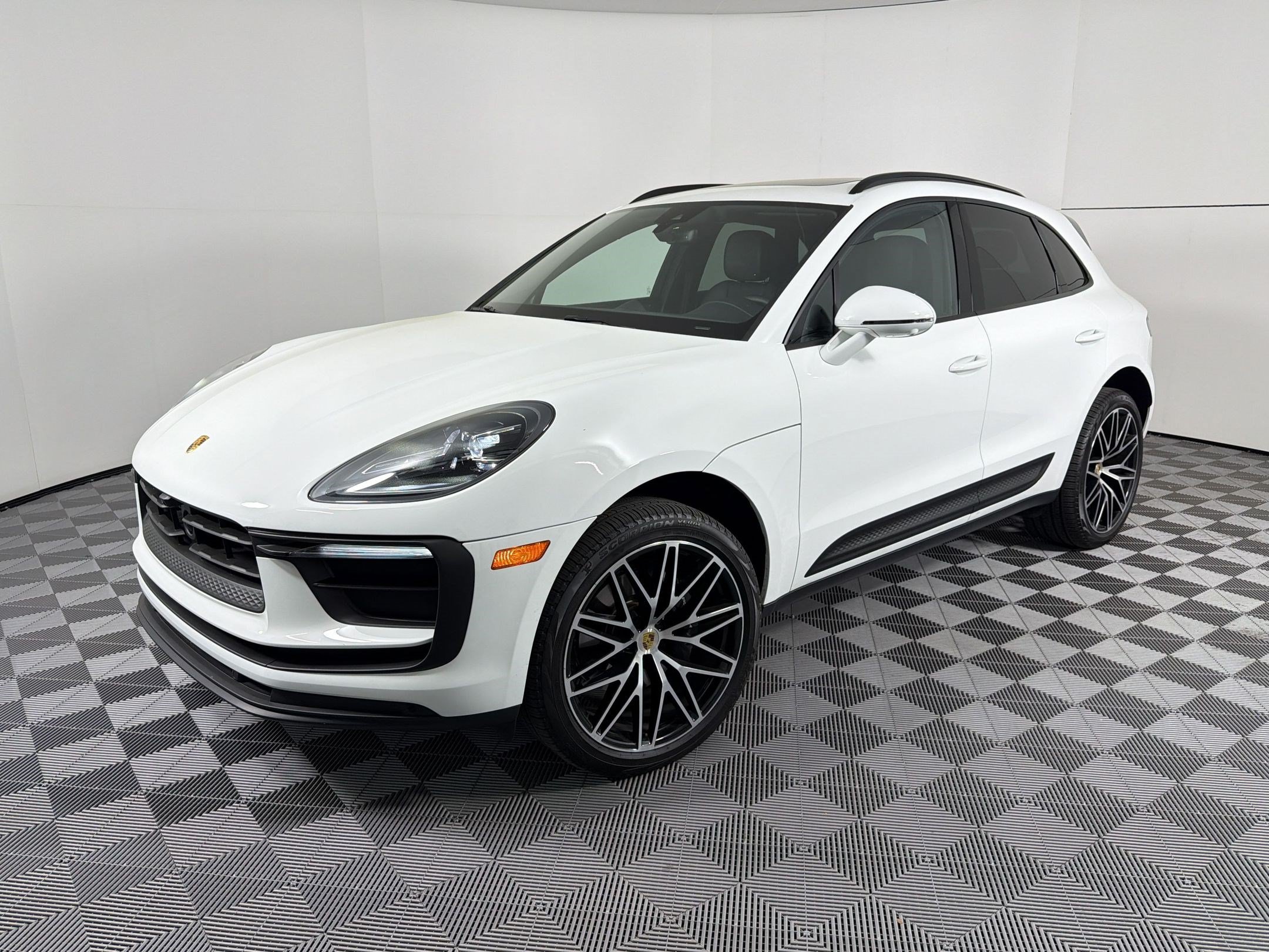 Certified 2026 Porsche Macan AWD/4WD image 1