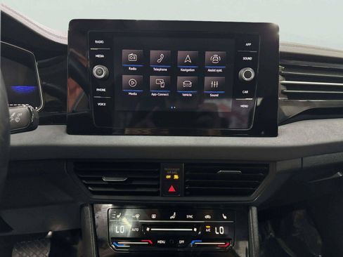 Used 2025 Volkswagen Jetta SE FWD image 19