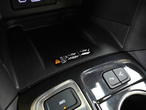 Used 2022 Chevrolet Equinox Premier AWD/4WD image 33