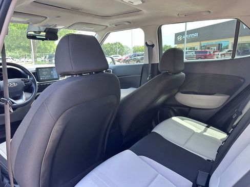 Used 2022 Hyundai Venue SEL FWD image 17