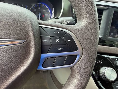 Used 2018 Chrysler Pacifica L FWD image 29