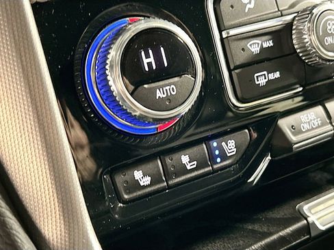 Used 2024 GMC Yukon XL Denali w/ Advanced Technology Package image 21