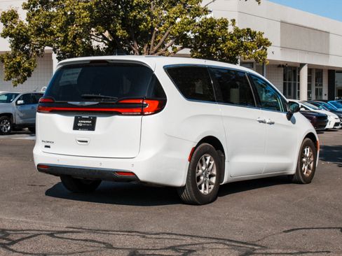 Used 2023 Chrysler Pacifica Touring-L FWD image 5