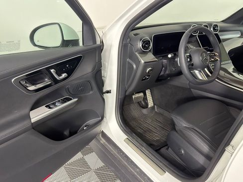 Used 2025 Mercedes-Benz GLC 300 4MATIC image 10