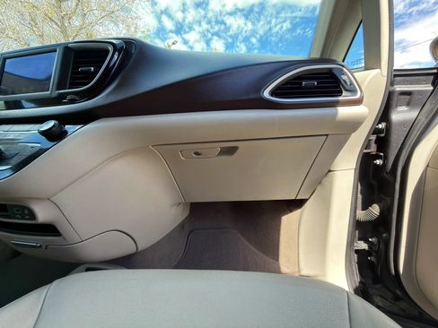 Used 2020 Chrysler Pacifica Touring-L FWD image 7