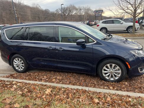 Used 2019 Chrysler Pacifica Touring Plus w/ Cold Weather Group image 4