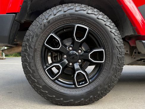 Used 2018 Jeep Wrangler Unlimited Sahara AWD/4WD image 13