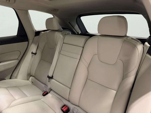 Used 2021 Volvo XC60 T5 Momentum AWD/4WD image 19