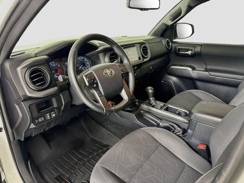 Used 2017 Toyota Tacoma TRD Sport AWD/4WD image 10