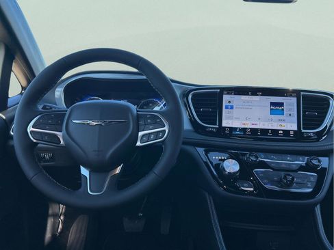 New 2026 Chrysler Pacifica Limited image 25