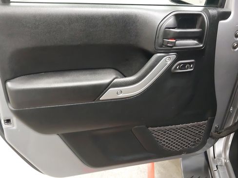 Used 2018 Jeep Wrangler Unlimited Sahara image 24