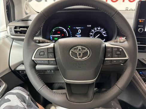 Used 2026 Toyota Sienna XLE image 28