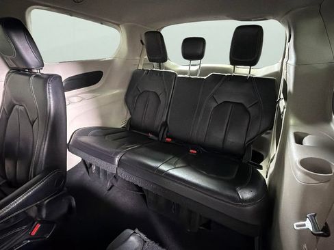 Used 2022 Chrysler Pacifica Touring-L FWD image 27