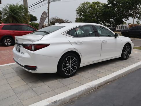 Used 2023 Lexus ES 300h w/ Premium Package FWD image 5