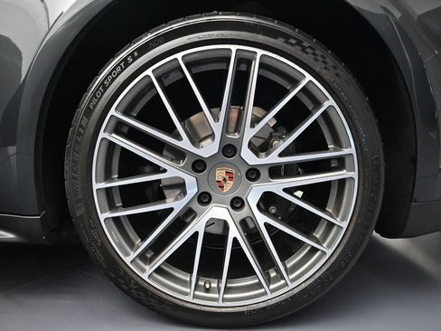 Used 2025 Porsche Panamera image 26