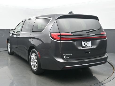 Used 2023 Chrysler Pacifica Touring-L FWD image 4
