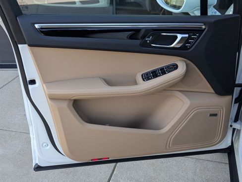 Used 2025 Porsche Macan image 14
