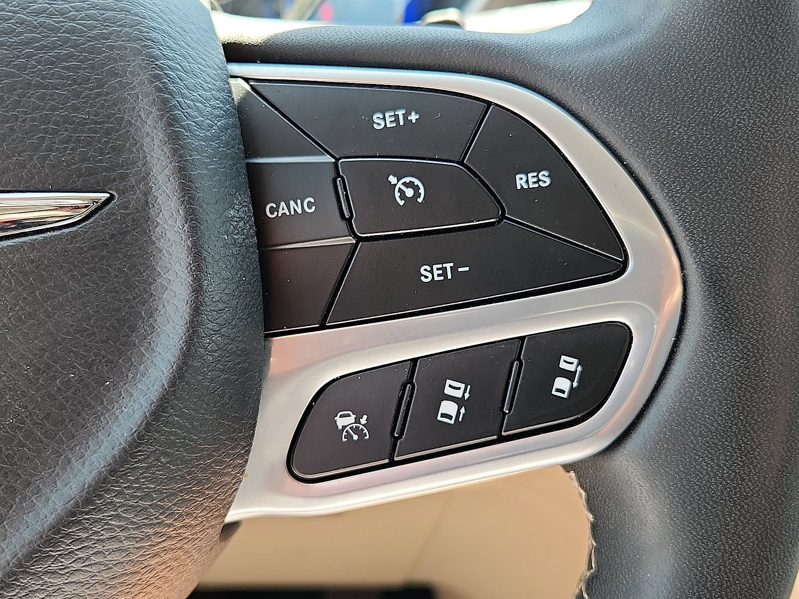 Used 2023 Chrysler Pacifica Touring-L FWD image 15