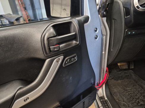 Used 2015 Jeep Wrangler Unlimited Rubicon w/ Connectivity Group AWD/4WD image 10