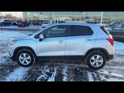 Used 2022 Chevrolet Trax LT w/ LT Convenience Package image 5