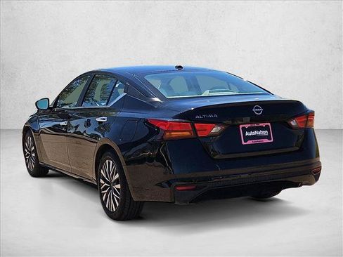 Used 2025 Nissan Altima 2.5 SV FWD image 8