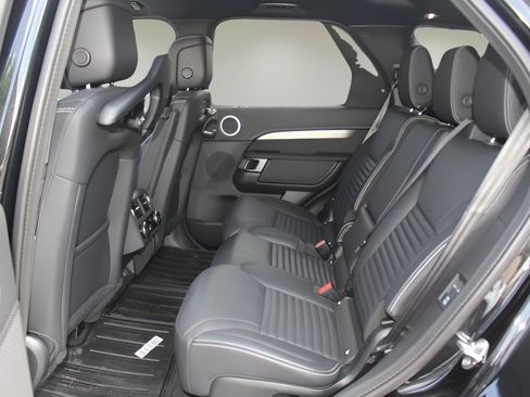 Used 2025 Land Rover Discovery Dynamic SE AWD/4WD image 11