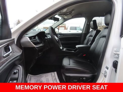 Used 2023 Jeep Grand Cherokee Limited w/ Luxury Tech Group II image 18