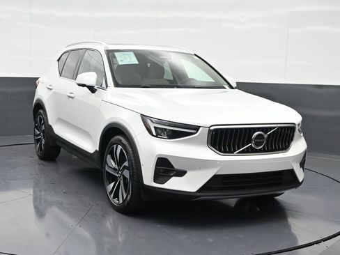 Used 2023 Volvo XC40 B4 Plus w/ Climate Package image 7