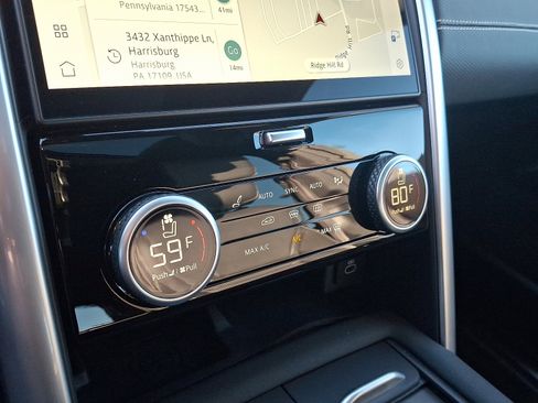 Used 2025 Land Rover Discovery Dynamic SE image 15