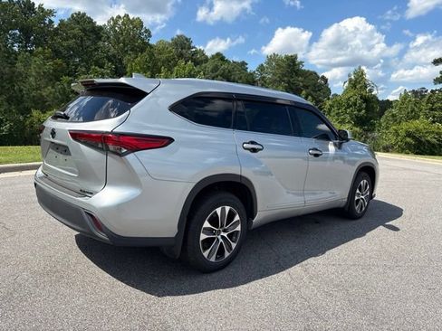 Used 2021 Toyota Highlander XLE AWD/4WD image 2