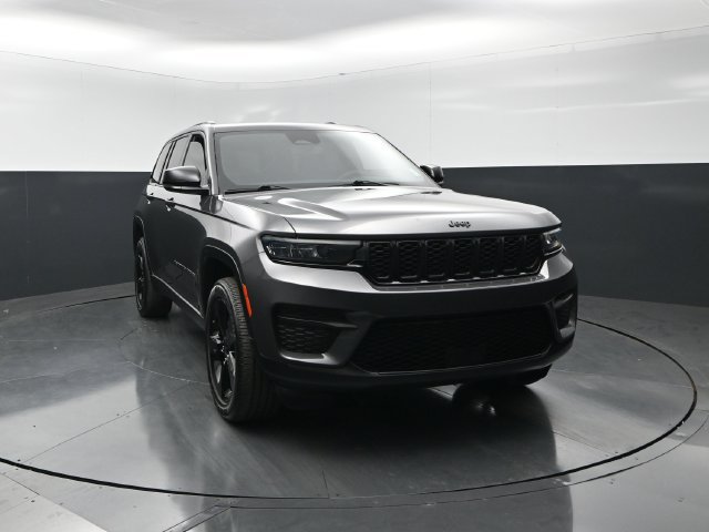 Used 2023 Jeep Grand Cherokee Altitude AWD/4WD image 5