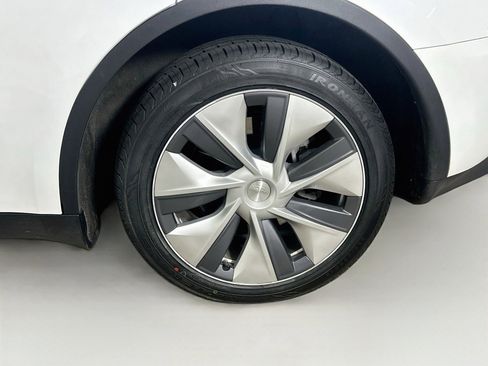 Used 2024 Tesla Model Y Long Range AWD/4WD image 11