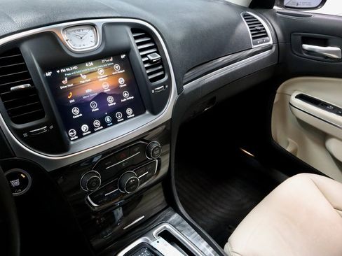 Used 2018 Chrysler 300 Touring L image 30