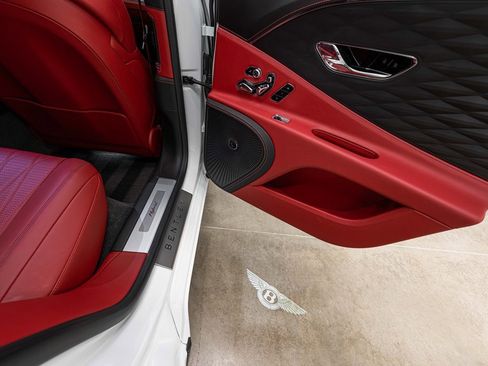 Used 2022 Bentley Flying Spur Plug-In Hybrid image 33