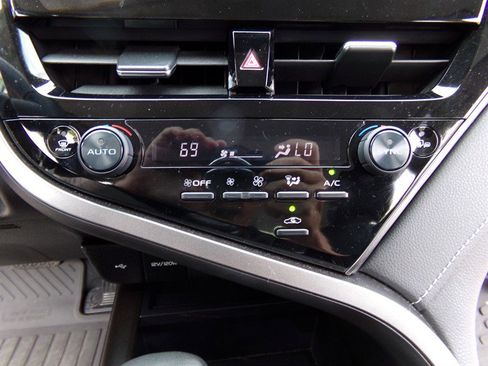 Used 2022 Toyota Camry SE image 16