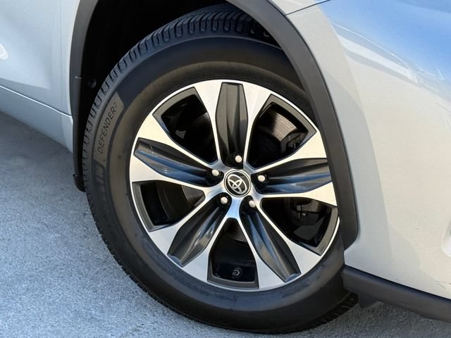 Used 2020 Toyota Highlander XLE AWD/4WD image 2