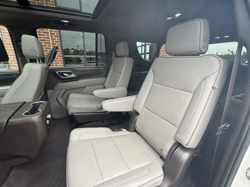 Used 2023 GMC Yukon XL SLT w/ SLT Premium Package AWD/4WD image 17