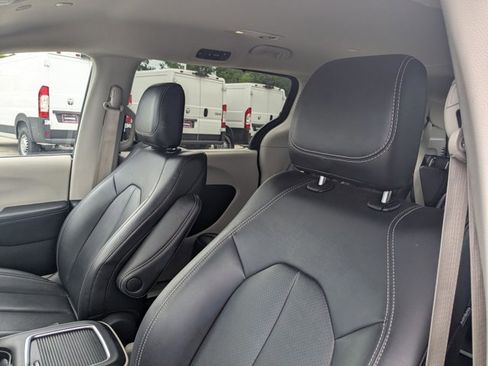 Used 2024 Chrysler Pacifica Touring-L image 14