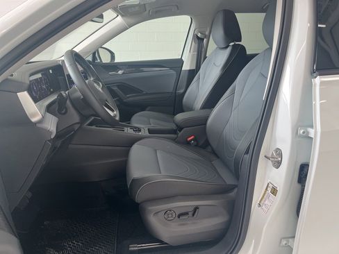 New 2026 Volkswagen Tiguan SE image 12