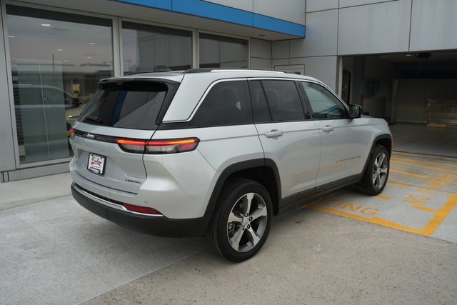 Used 2023 Jeep Grand Cherokee Limited w/ Luxury Tech Group II AWD/4WD image 34