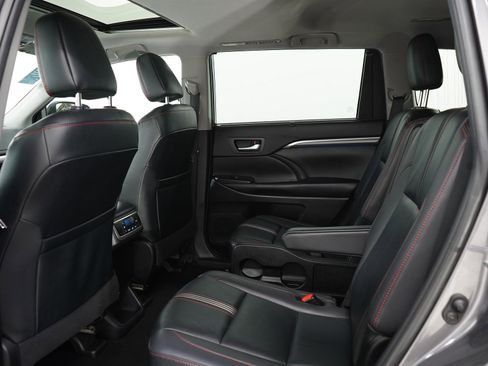 Used 2019 Toyota Highlander SE image 17