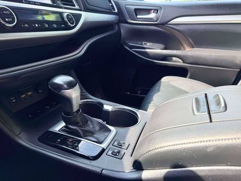 Used 2019 Toyota Highlander XLE AWD/4WD image 30