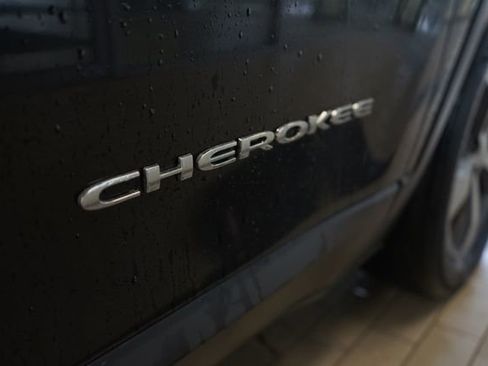 Used 2019 Jeep Cherokee Limited image 16