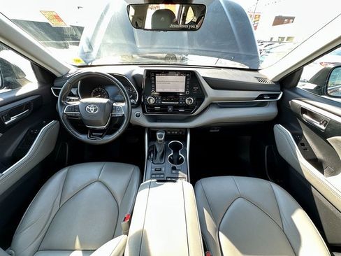 Used 2021 Toyota Highlander XLE image 11