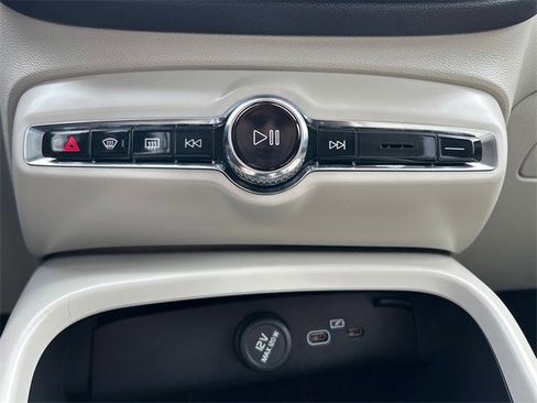 Used 2023 Volvo XC40 B4 Ultimate image 25