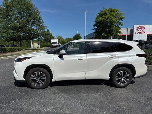 Used 2021 Toyota Highlander XLE FWD image 3