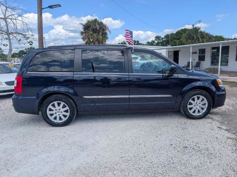 Used 2016 Chrysler Town & Country Touring image 8